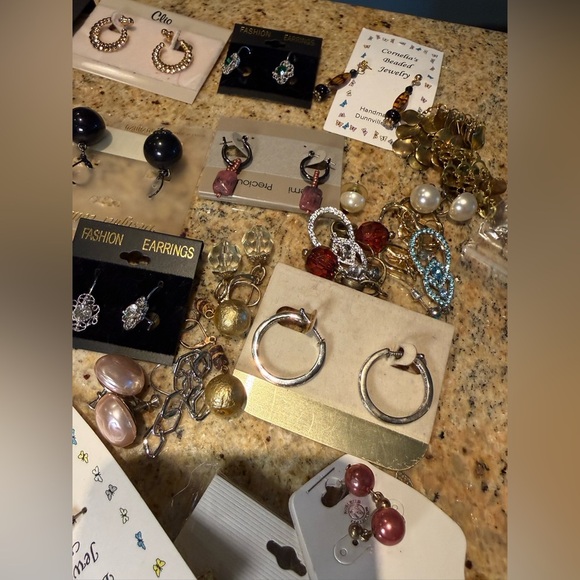 Variety of vintage costume jewelry - Earrings - Picture 7 of 16